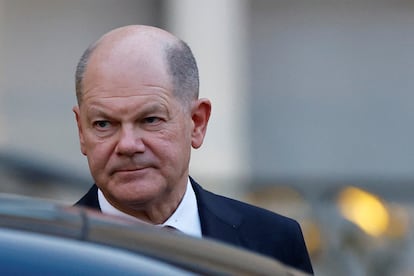 El canciller alemán Olaf Scholz sale después de una reunión con líderes europeos sobre Ucrania y la seguridad europea en el Palacio del Elíseo en París.