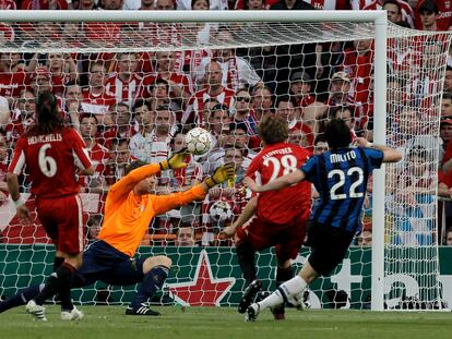 Diego Milito marca el 1-0 ante el portero del Bayern Múnich en la final de la Champions de 2010 en el Bernabéu.