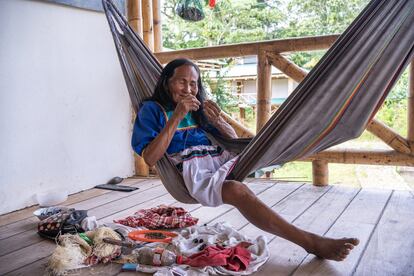 María Minda Aguinda, anciana de etnia Cofan, vive en el pueblo de Dureno. La mujer sigue viviendo según las tradiciones y tratando de transmitirlas a los más jóvenes.