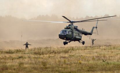 Un helicóptero Mi-17 del Ejército polaco participa en los ejercicios militares 'Dragon-17', en el terreno de entrenamiento de Drawsko Pomorskie (Polonia).