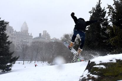 Un hombre practica snow en Central Park, Nueva York.