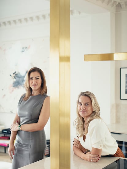Las brókeres independientes Gloria Silva (a la derecha) y Cecilia Varela fundaron hace cuatro años una agencia de asesoría inmobiliaria personalizada de búsqueda de viviendas en el centro de Madrid.