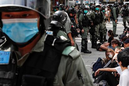 Manifestantes antigubernamentales son detenidos por la policía antidisturbios durante una protesta en Hong Kong, el pasado 27 de mayo.