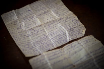 Los dos papelitos en los que Victoriano Elipe escribió la carta de despedida antes de ser fusilado.