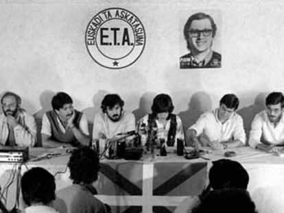 Los líderes de ETA Político-militar anuncian su disolución como organización armada en su primera comparecencia a cara descubierta en septiembre de 1982.