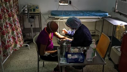 Un paciente recibe cuidados en una clínica venezolana.
