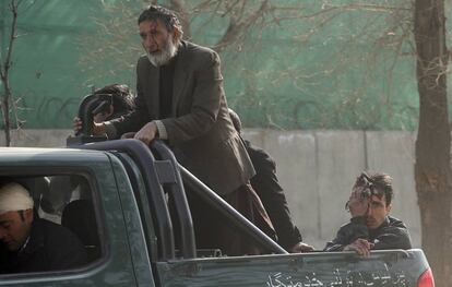 Varias personas son trasladadas en un vehículo de la policía tras el atentado terrorista en el centro de Kabul (Afganistán), el 27 de enero de 2018.