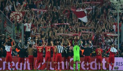 Los jugadores del Bayern saludan a sus hinchas en Turín.