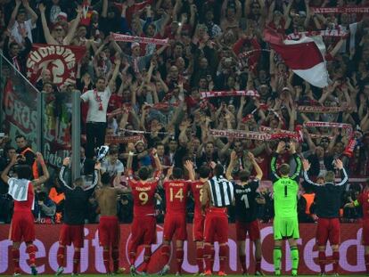 Los jugadores del Bayern saludan a sus hinchas en Turín.