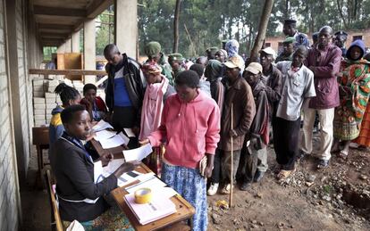 Ciudadanos de Burundi esperan en fila para poder votar en el referéndum sobre la reforma constitucional, este jueves 17 de mayo.