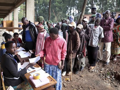 Ciudadanos de Burundi esperan en fila para poder votar en el referéndum sobre la reforma constitucional, este jueves 17 de mayo. 