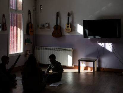 Alumnos en el aula de música del instituto escuela Mirades, en Barcelona.