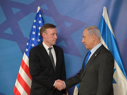 El consejero de Seguridad Nacional de EE UU, Jake Sullivan, saluda al primer ministro de Israel, Benjamín Netanyahu, tras su reunión con el gabinete de guerra en la sede militar de Israel, la base de Kirya.