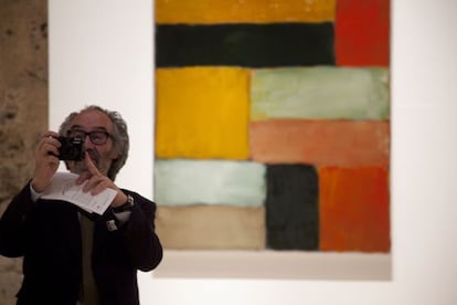 El galerista Carles Taché ante el cuadro de Sean Scully 'Luz del sur', en el Palacio de Carlos V, en La Alhambra.