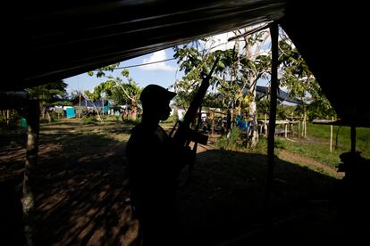 Un rebelde de las FARC monta guardia en un campamento en La Carmelita, en Putumayo, en 2017.