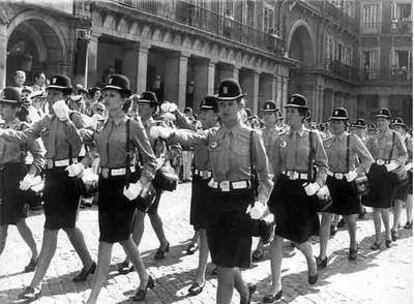 Un desfile de las agentes en la Plaza Mayor en 1976.