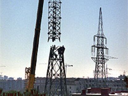 Desguace de la antepenúltima torre de alta tensión del Besòs