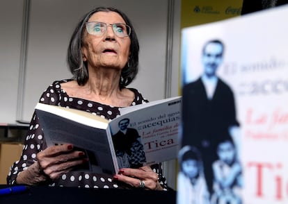 La sobrina de Federico García Lorca, Tica Fernández Montesinos, en la Feria del Libro de Granada en la presentación de su libro 'El sonido del agua en las acequias', en abril de 2018.