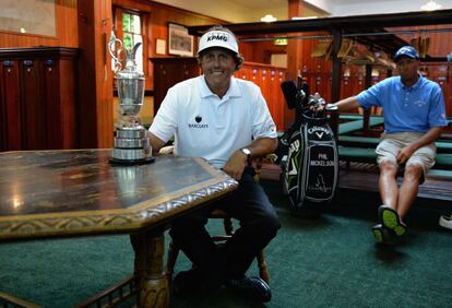 Mickelson y su caddie, Jim Mackay.