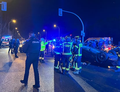 Los policías, bomberos y sanitarios, en el lugar del suceso de esta madrugada en Madrid.