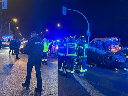 Los policías, bomberos y sanitarios, en el lugar del suceso de esta madrugada en Madrid.