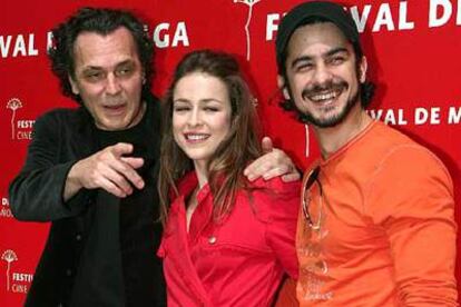Los actores protagonistas de la &#39;La dama boba&#39;, José Coronado, Silvia Abascal y Roberto San MartIn posan durante la presentación del largometraje.