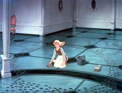 Cenicienta limpia el suelo del palacio, en un frame de la película 'Cenicienta' (1950).