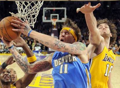 El central Chris Andersen de los Nuggets, a punto de encestar ante el español Pau Gasol, de los Lakers.