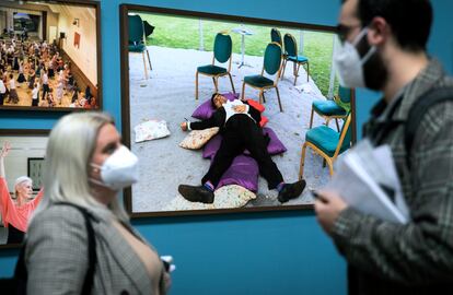 Dos periodistas en el montaje de la exposición de Parr en Valencia.