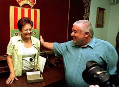 Jaime Antón felicita a la nueva alcaldesa de Sant Vicent, Luisa Pastor.