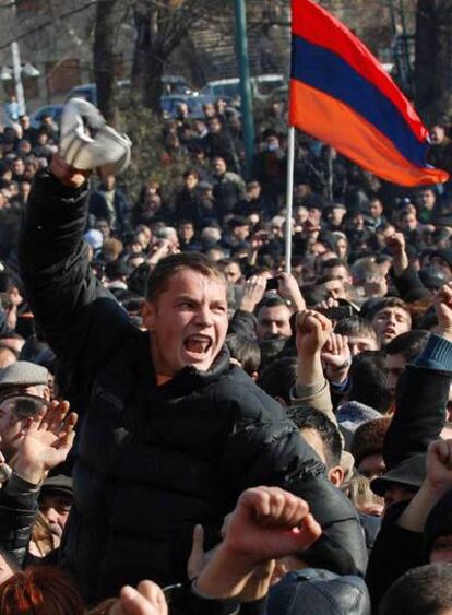 Un partidario de Petrosian grita durante la concentración de esta tarde en Yereván