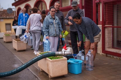 Reparto de agua en Chiva, este viernes. 