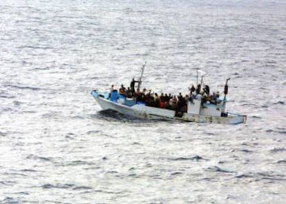 Miles de personas se juegan la vida en el mar huyendo de la desesperación.
