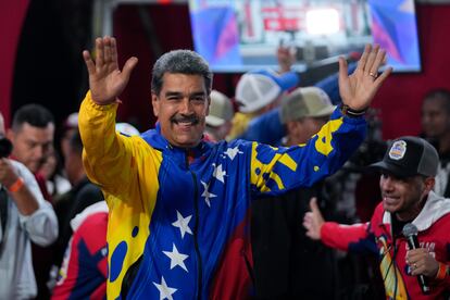 Nicolás Maduro se dirige a sus partidarios reunidos afuera del palacio presidencial de Miraflores.