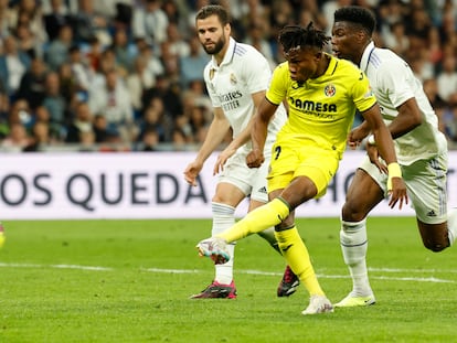 Samu Chukwueze, en la acción de su primer gol en el Bernabéu.