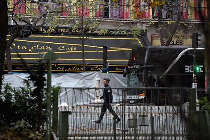 Un policía de guardia en el exterior de la sala Bataclan.