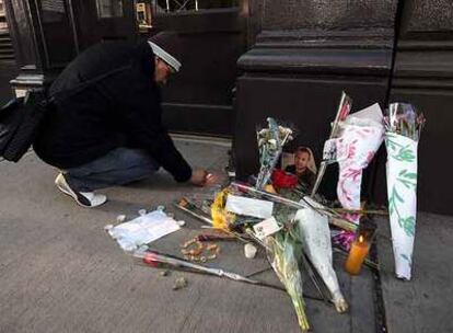 Un seguidor de Heath Ledger deja un recuerdo a la puerta del edificio donde vivió el actor en el Soho neoyorquino.