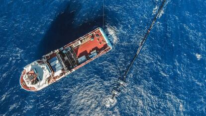 El equipo marítimo de The Ocean Cleanup realiza modificaciones en la configuración del sistema de recogida del plástico