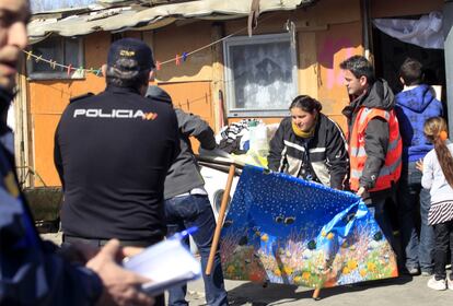 La operación policial parte de una denuncia de los dueños del terreno, la Junta de Compensación de Valdecarros por "ocupación ilegal". Valdecarros es un desarrollo urbanístico en el que se iban a levantar 50.000 viviendas, paralizado por la crisis desde 2009. En la imagen, los habitantes de una de las viviendas sacan sus pertenencias.