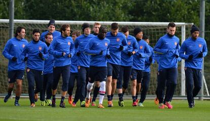 La plantilla del Arsenal se ejercita en el entrenamiento del lunes.