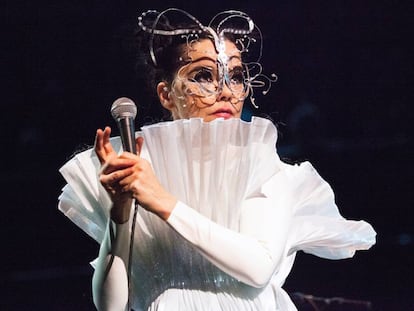 La cantante Björk en directo durante su última gira