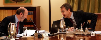 El presidente del Gobierno, José Luis Rodríguez Zapatero, y el vicepresidente Alfredo Pérez Rubalcaba, charlan antes del Consejo de Ministros.