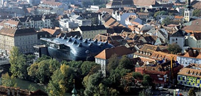 La Kunsthaus de Graz, construida por Peter Cook y Colin Fournier como un caparazón con lucernarios protuberantes.