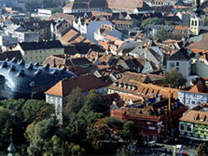La Kunsthaus de Graz, construida por Peter Cook y Colin Fournier como un caparazón con lucernarios protuberantes.