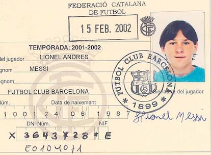 Messi llegó a Barcelona con 13 años para realizar una prueba. Rechazado por el River Plate porque no quisieron hacerse cargo de su tratamiento hormonal, el Barça asumió los gastos e incorporó a 'la Pulga' en su cantera. En la foto, la ficha federativa correspondiente al año 2002. Tres años después, Messi adquiere la doble nacionalidad argentina-española.