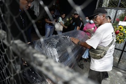 Los féretros fueron llevados a la parroquia del Centro Escolar Católico Esteban Alliet, donde estudió Matthew Alexander. En el colegio se realizó un acto religioso y posteriormente los restos fueron trasladados en peregrinación al Cementerio Municipal de Aculhuaca.
