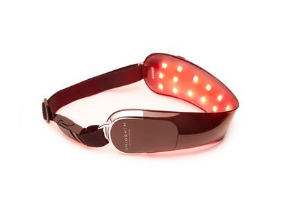 La tecno belleza es una tendencia imparable. La firma Unicskin, fundada por la empresaria española Mónica Sada, presenta una máscara unisex de luz LED: Unicled Neck & Chin Mask, un tratamiento para rejuvenecer el cuello, el escote, adelgazar la papada y redefinir el óvalo facial. El resultado es una piel más firme, tersa y flexible, y un contorno facial más definido y esculpido. Este dispositivo ofrece una combinación de diferentes longitudes de onda. Dos modalidades de 20 minutos cada una. Precio: 270 euros. www.unicskin.com.