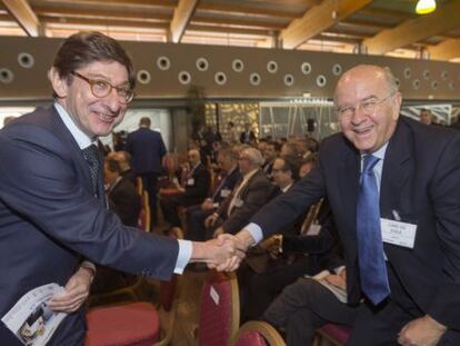 El presidente de Bankia Ignacio Goirigolzarri (i) saluda al presidente del Banco Mare Nostrum (BMN) Carlos Egea (d), hoy durante el encuentro por el Corredor Mediterráneo impulsado por la Asociación Valenciana de Empresarios (AVE) y la Asociación Murciana de la Empresa Familiar (AMEFMUR), en Murcia. EFE/Marcial Guillén