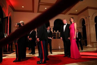 El presidente Trump asistió al baile de Cruz Roja Internacional, en su edición número 60, que se viene celebrando en Mar-a-Lago desde 1957, cuando la propietaria era la multimillonaria Marjorie Meriwather Post. En la imagen, Donald Trump y la primera dama, Melania Trump, el pasado 4 de febrero en el interior de la mansión.