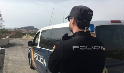 Un agente de la Policía Nacional, en Málaga.